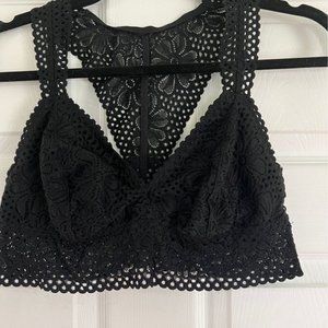 EUC GENTLY WORN WOMAN'S SIZE LARGE SUPER CUTE BLACK LACEY BRALETTE BY ARIE